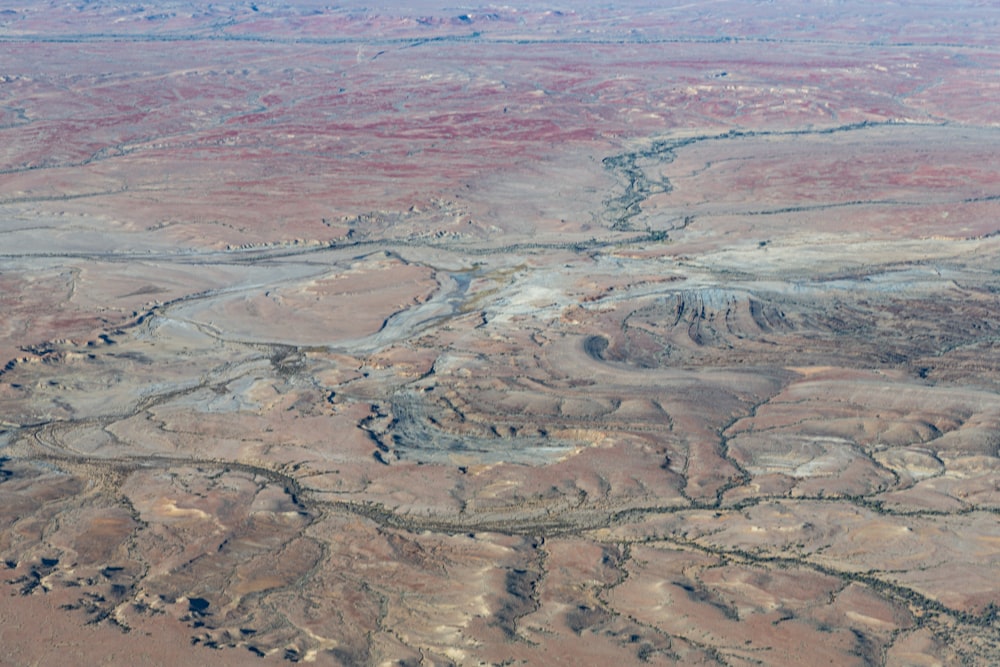 una veduta aerea di un deserto attraversato da un fiume