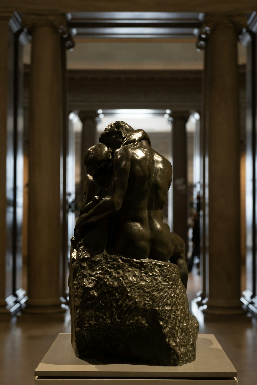 une sculpture de deux personnes assises sur un rocher