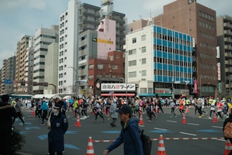 a large group of people running in a marathon