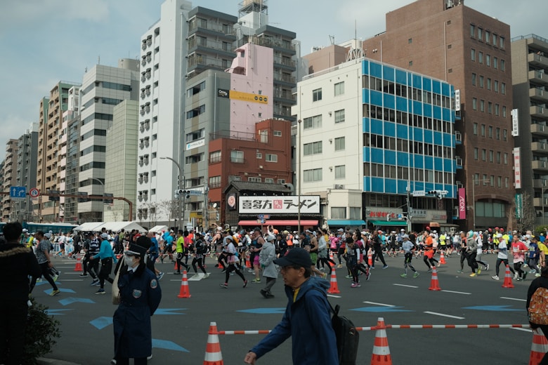 a large group of people running in a marathon