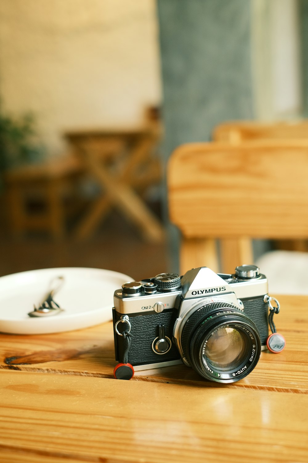 eine Kamera, die auf einem Holztisch sitzt