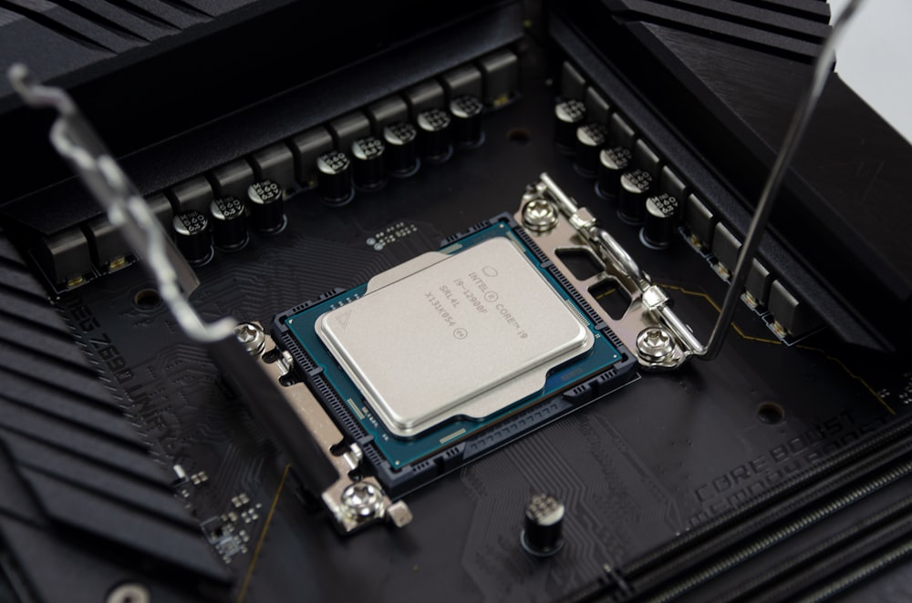 Un primer plano de una CPU en la parte superior de una placa base