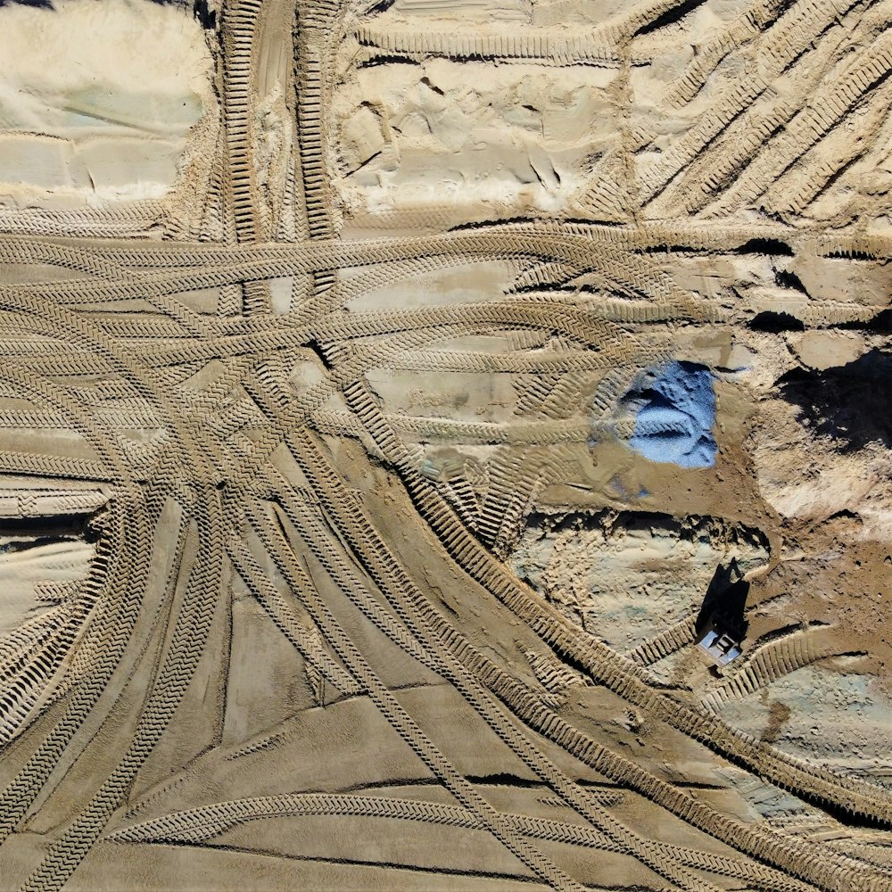 Eine Sandskulptur einer Bahnstrecke im Sand