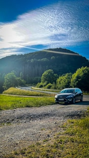Un coche VTC en un paisaje de montaña esperando a un pasajero