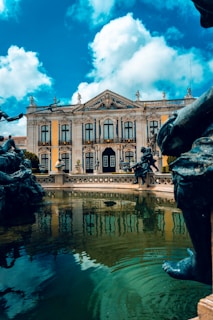 palácio com fonte