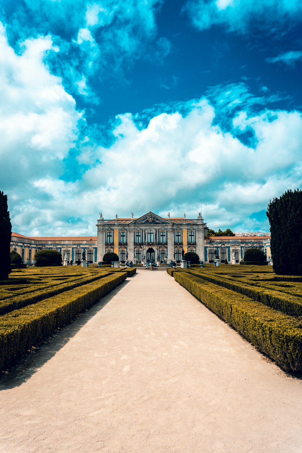 un grand bâtiment avec une longue allée devant lui