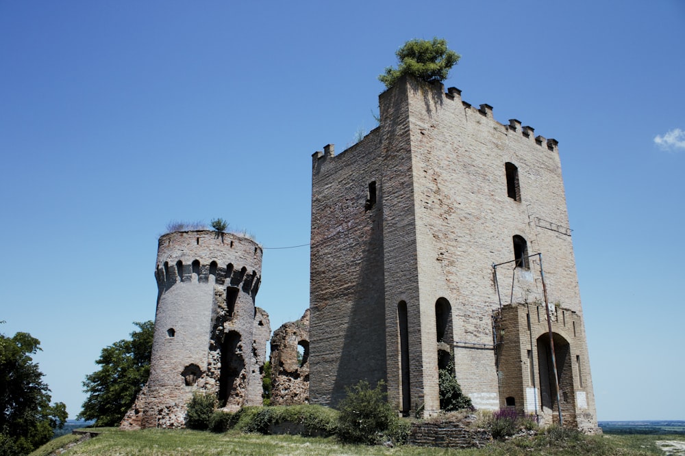 Um castelo antigo com uma torre e uma varanda