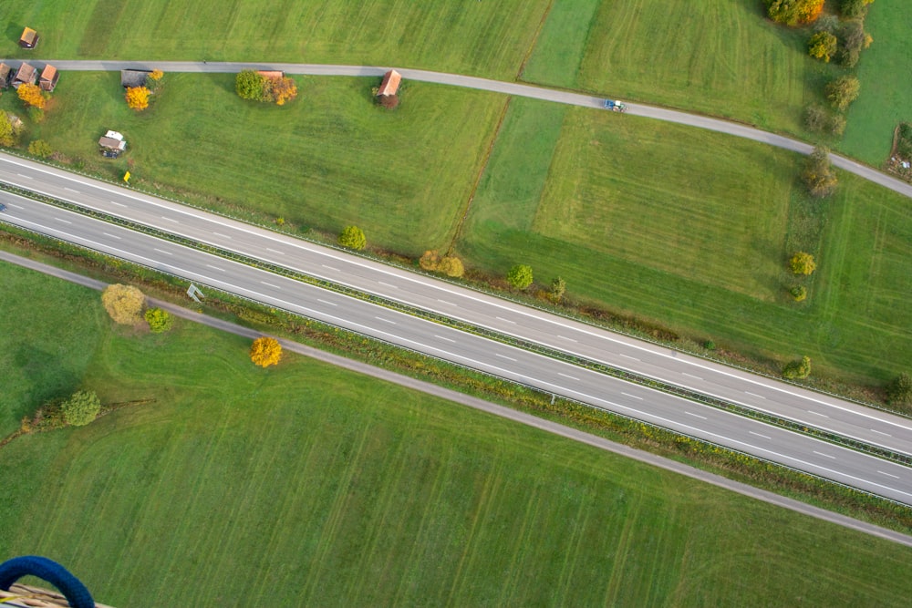 une vue aérienne d’une autoroute et d’un champ