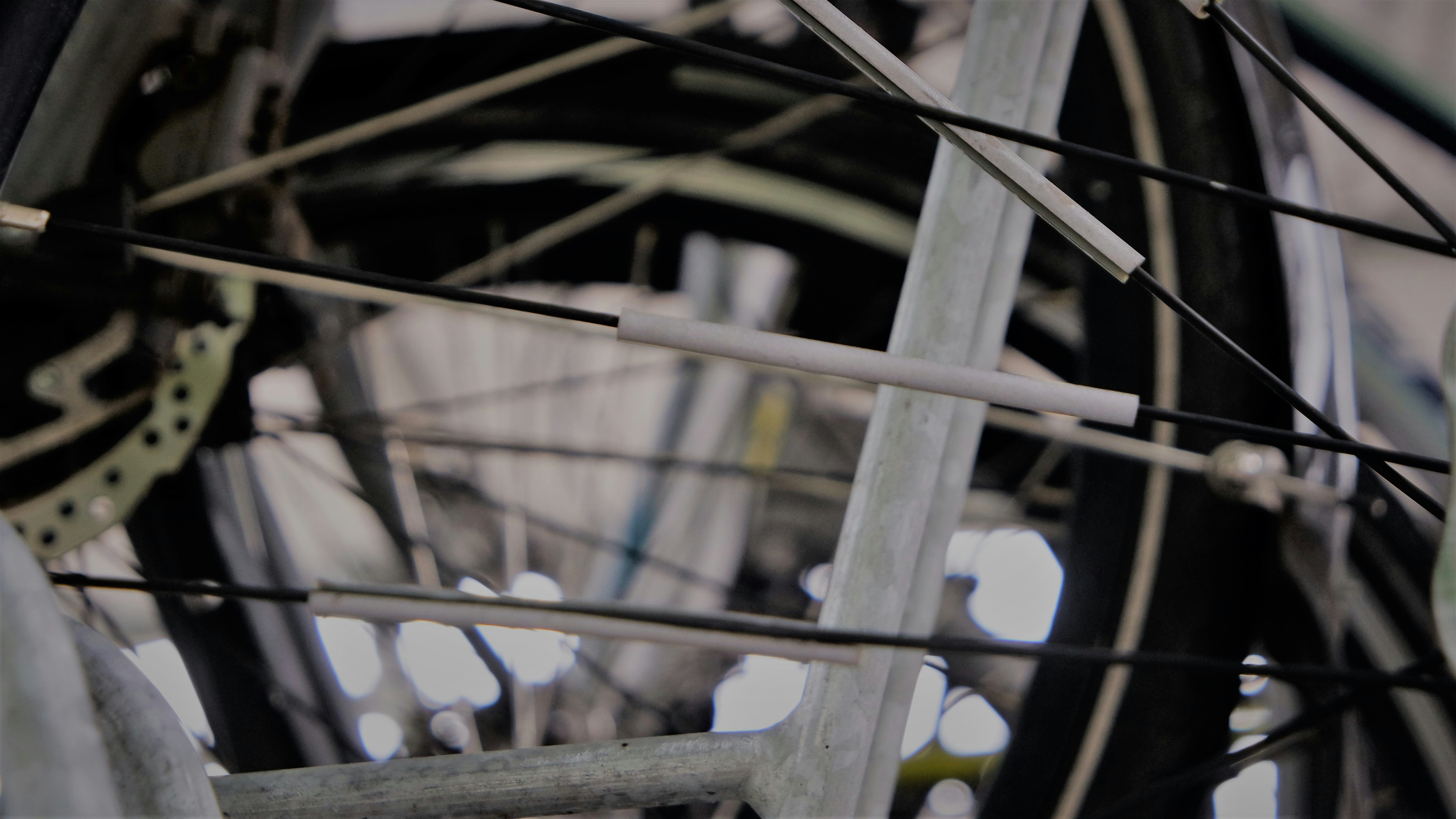 um close up de um pneu de bicicleta e raios