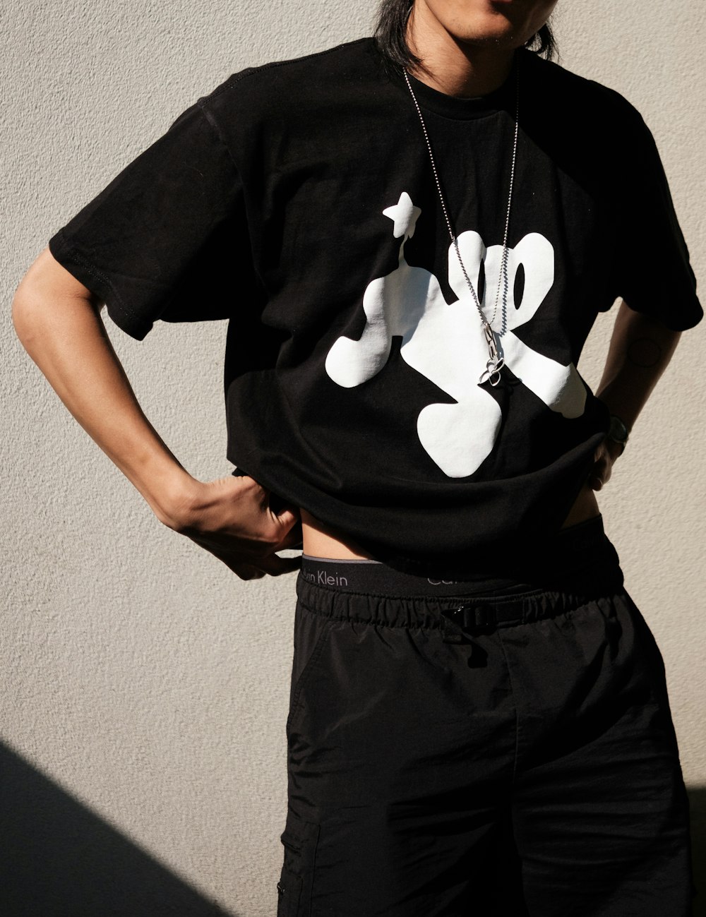 Ein Mann, der ein Mickey-Mouse-T-Shirt trägt