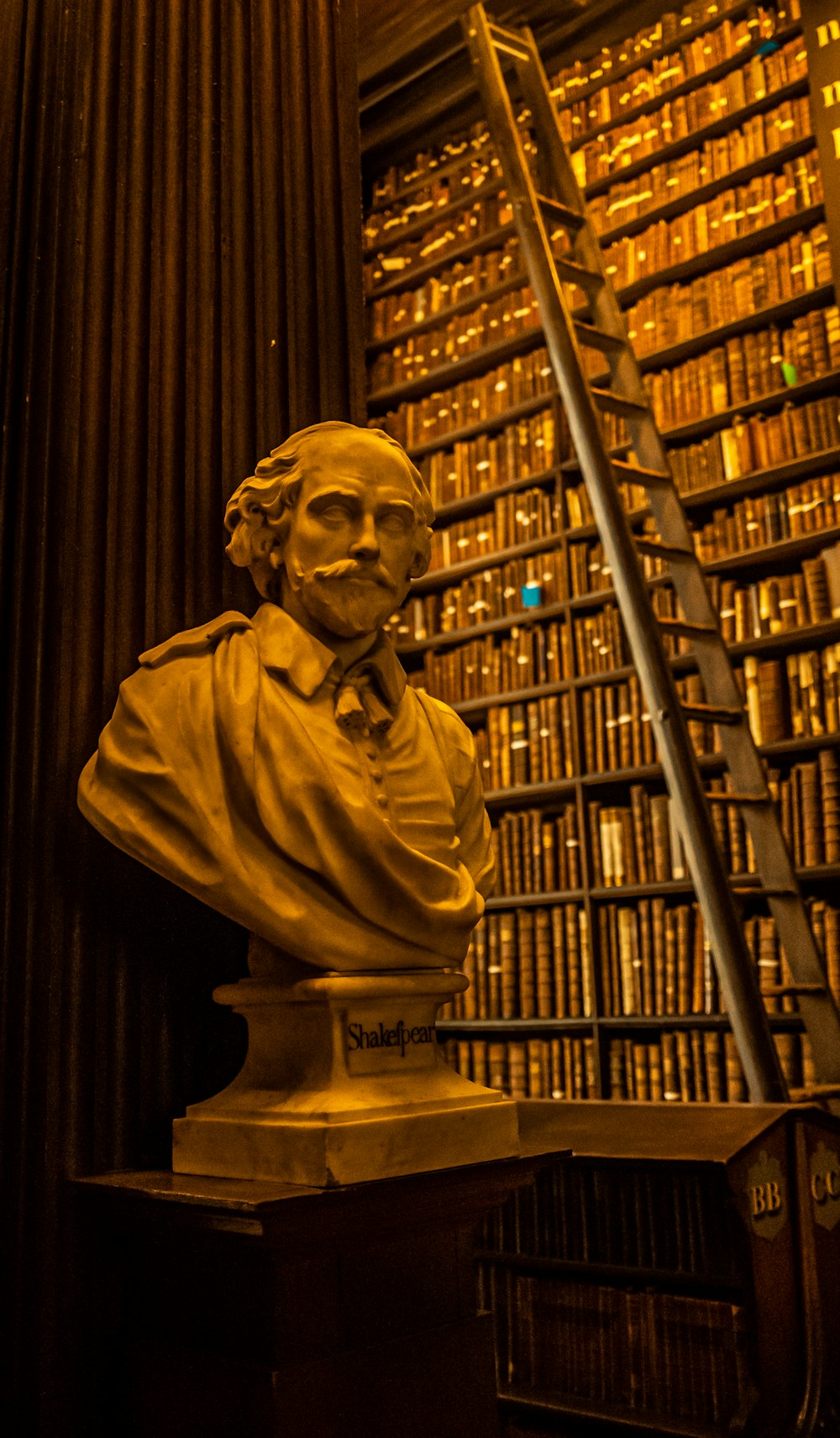 a bust of abraham lincoln in front of a library full of books