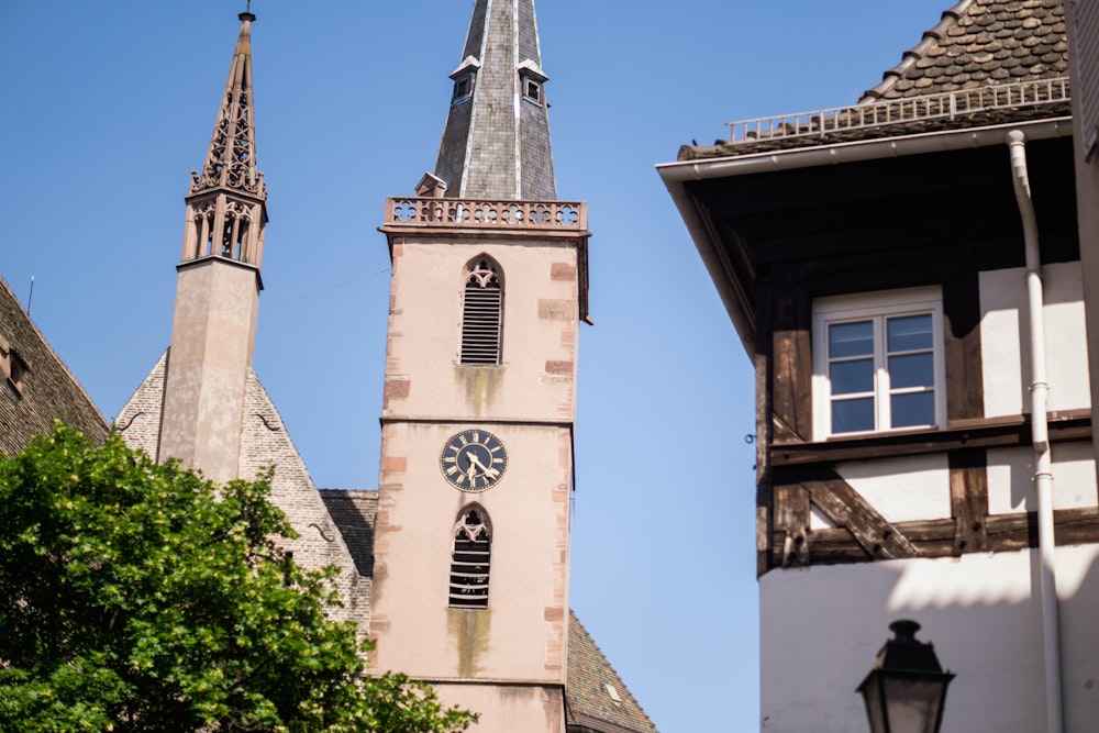 un clocher d’église avec une horloge dessus