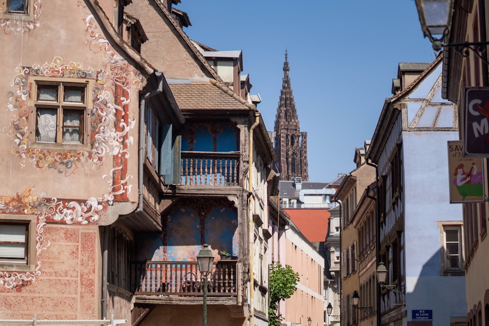 eine Stadtstraße mit Gebäuden und einem Uhrturm im Hintergrund