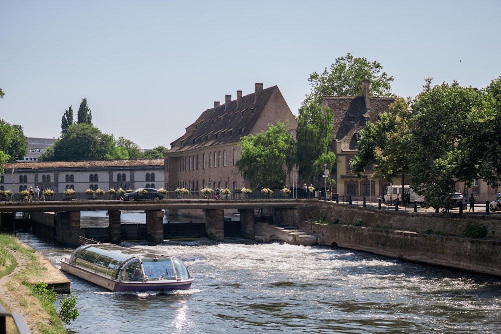 Una barca che viaggia lungo un fiume vicino a un ponte