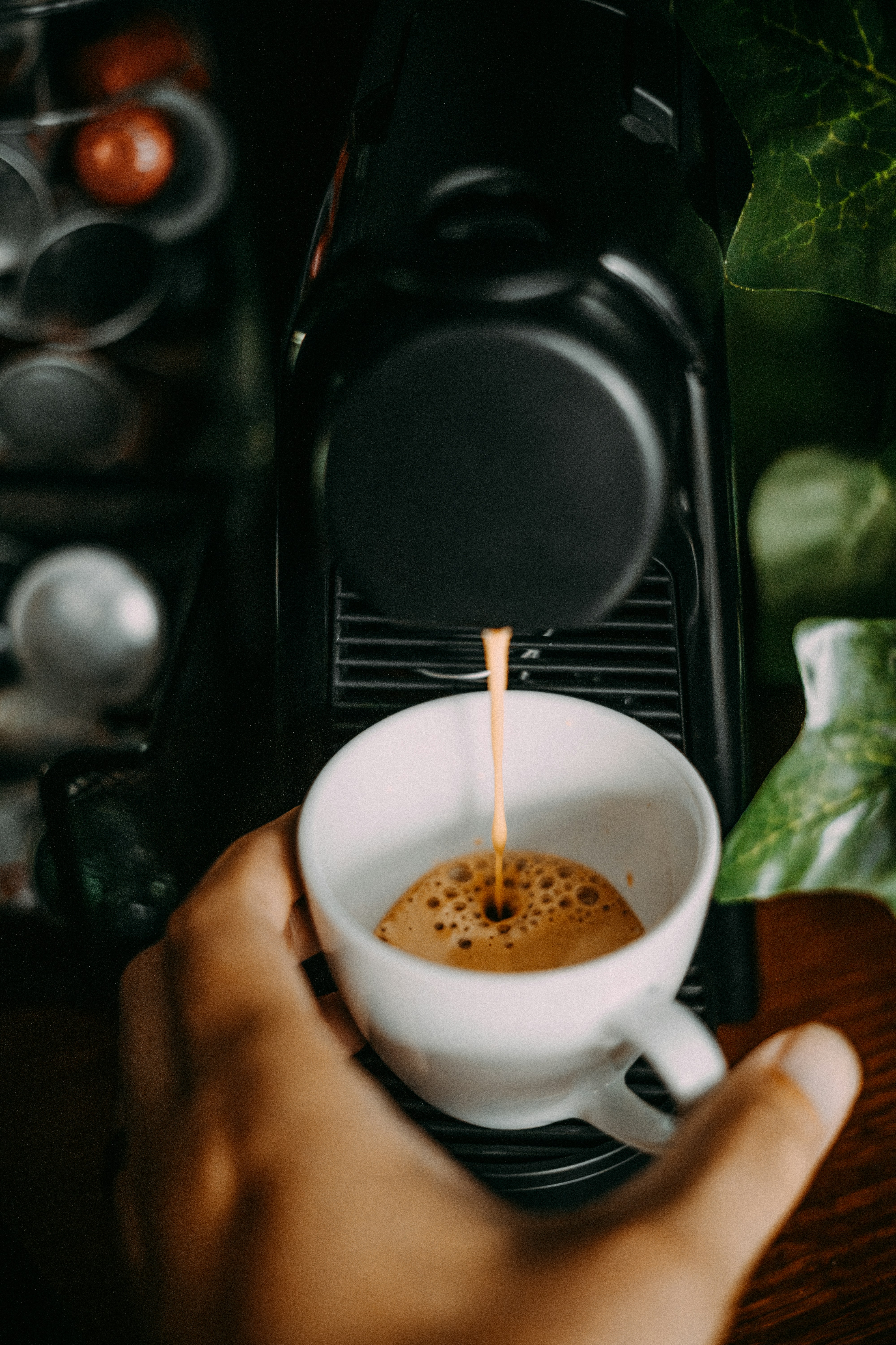 una taza de café que se vierte en una taza