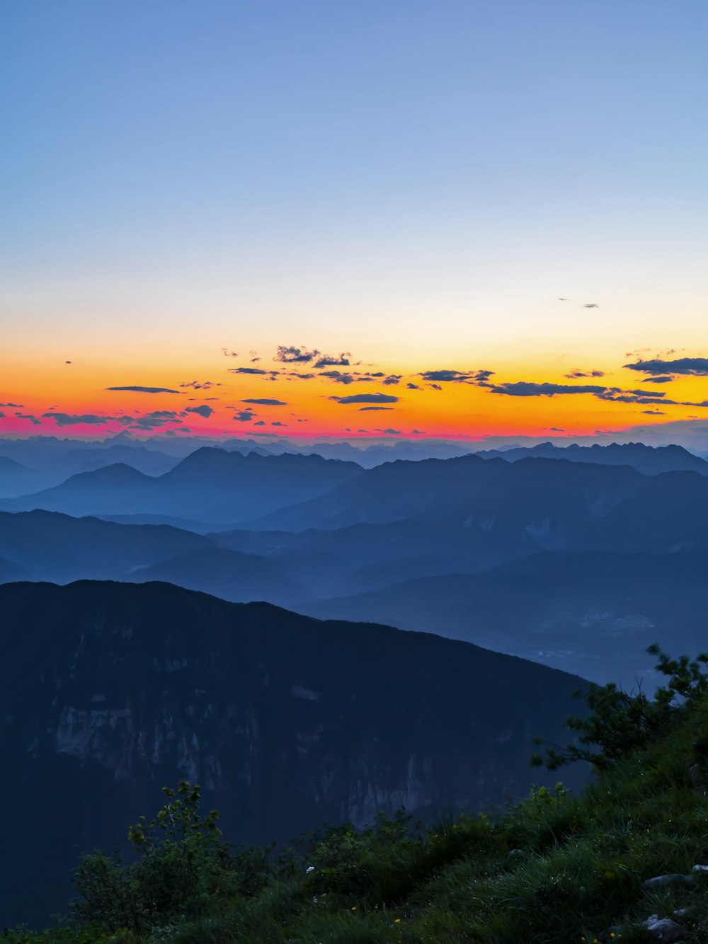 Die Sonne geht über einer Bergkette unter