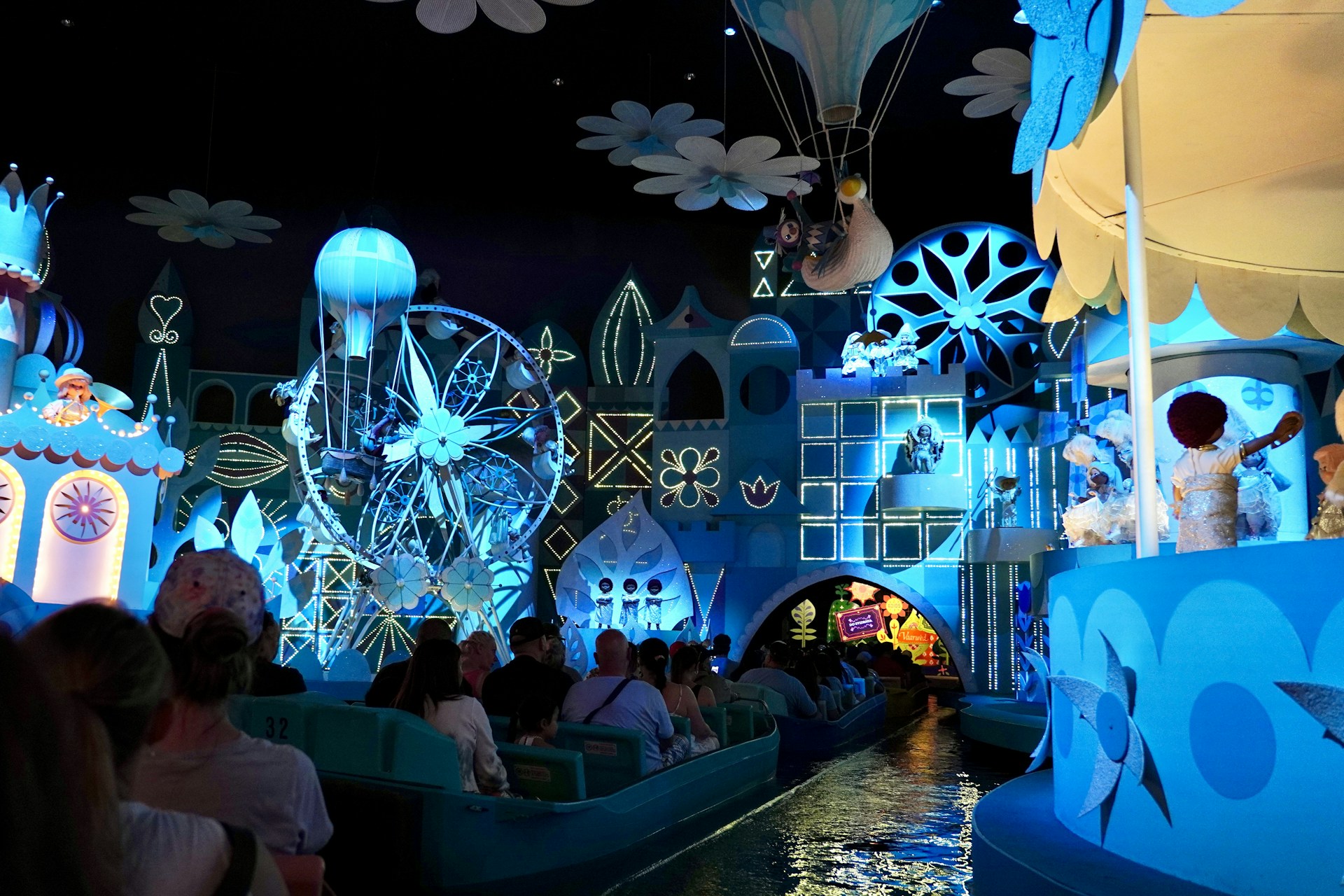 A beautifully crafted themed scenario with animatronic figures, perfect for immersive storytelling and entertainment.