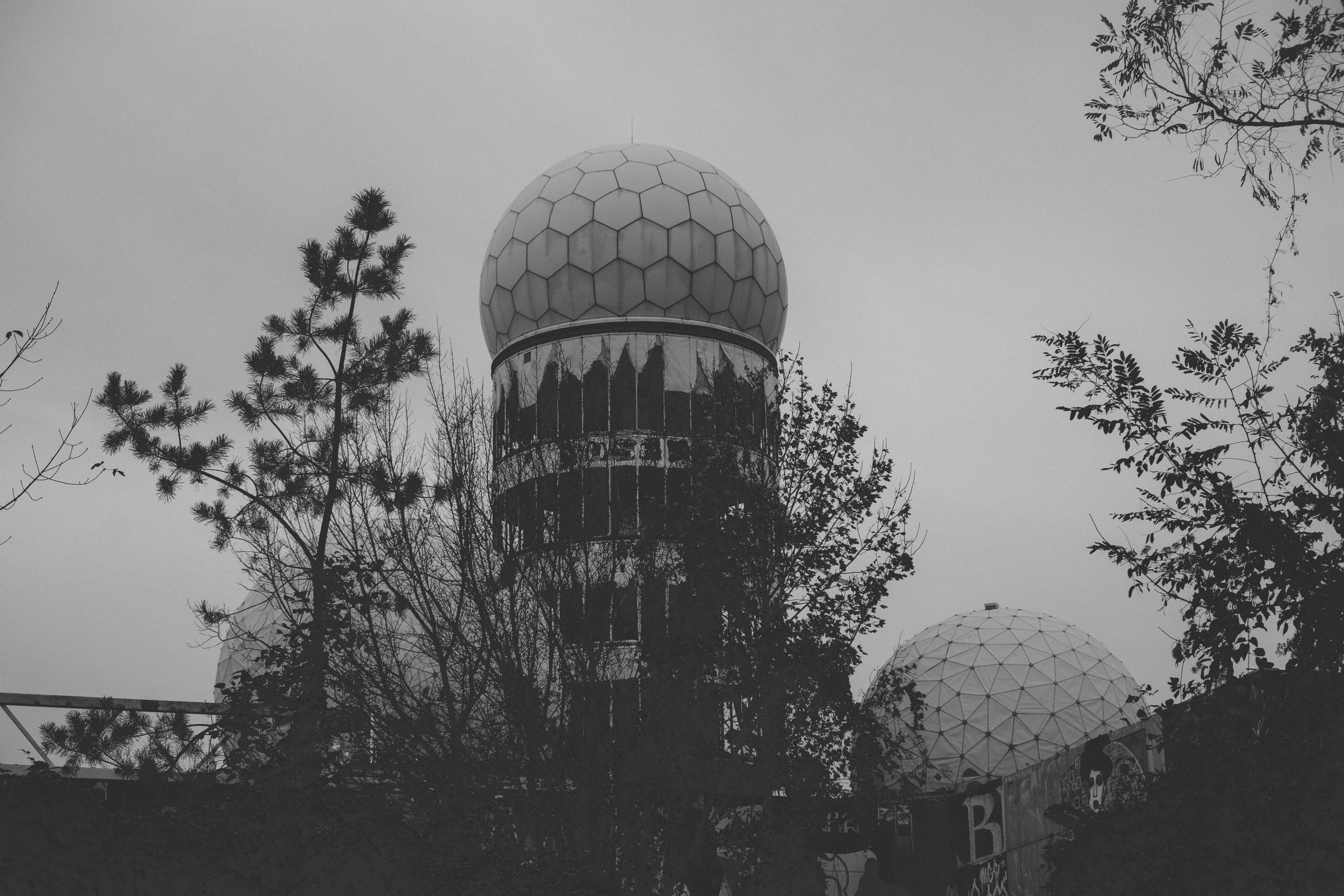 Une photo en noir et blanc de deux dômes