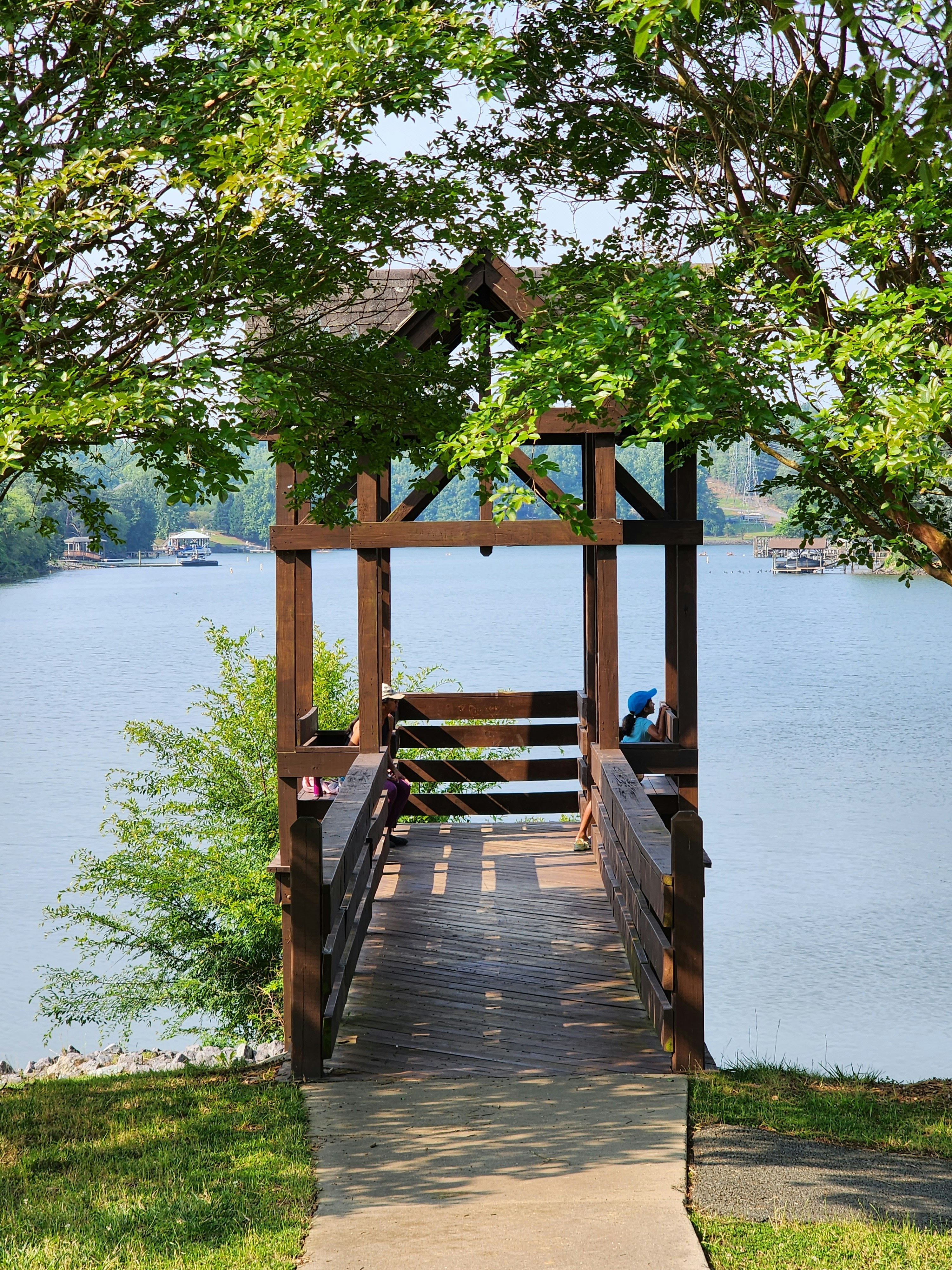 un ponte di legno su uno specchio d'acqua