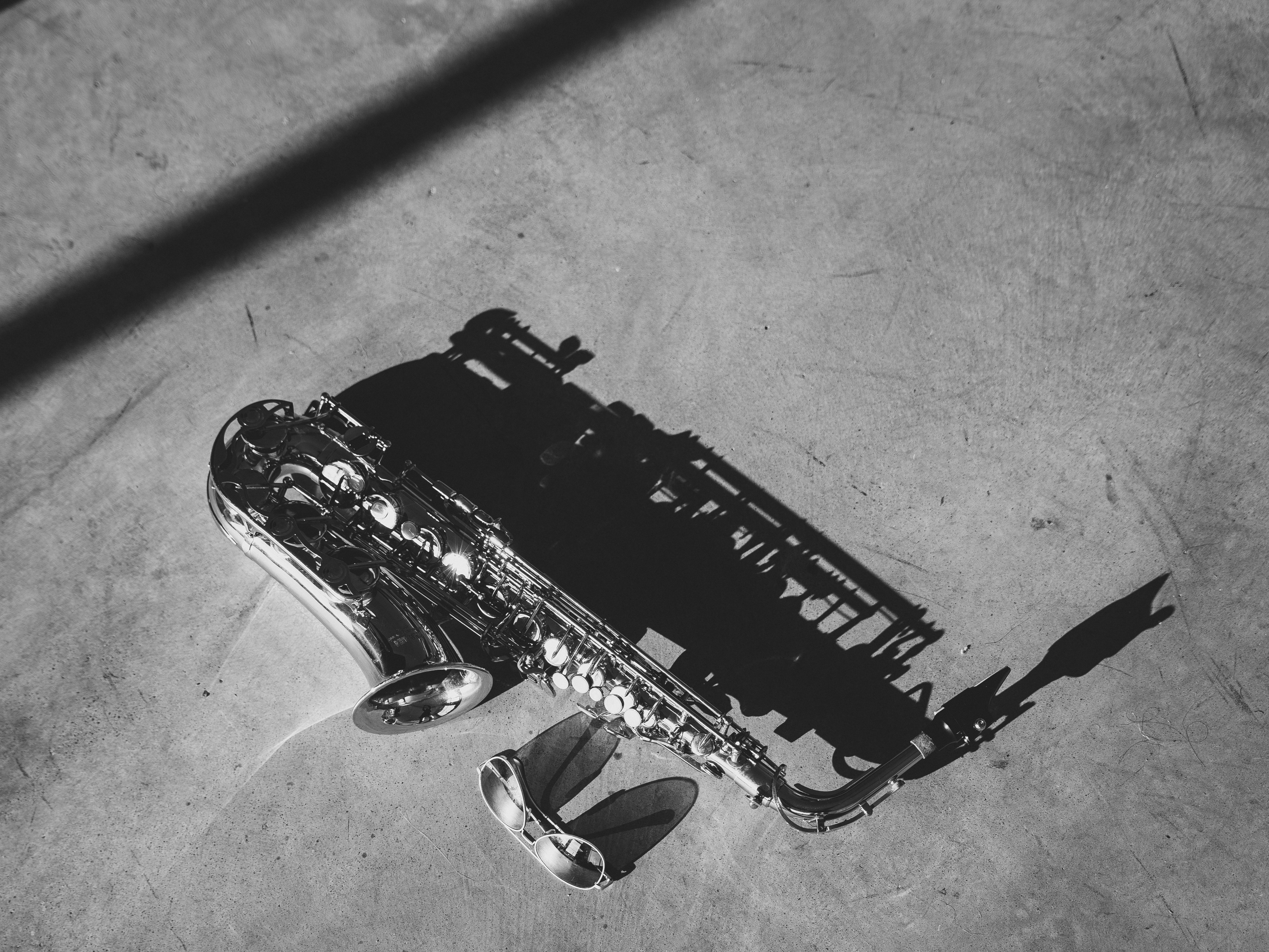 a black and white photo of a saxophone