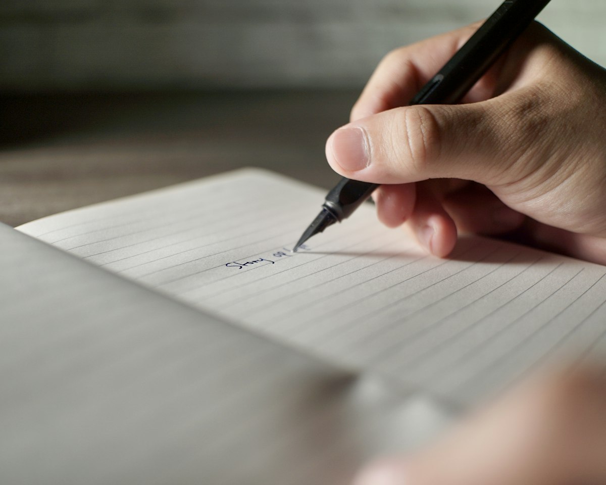 これまでの学びを振り返りノートに書き込む様子