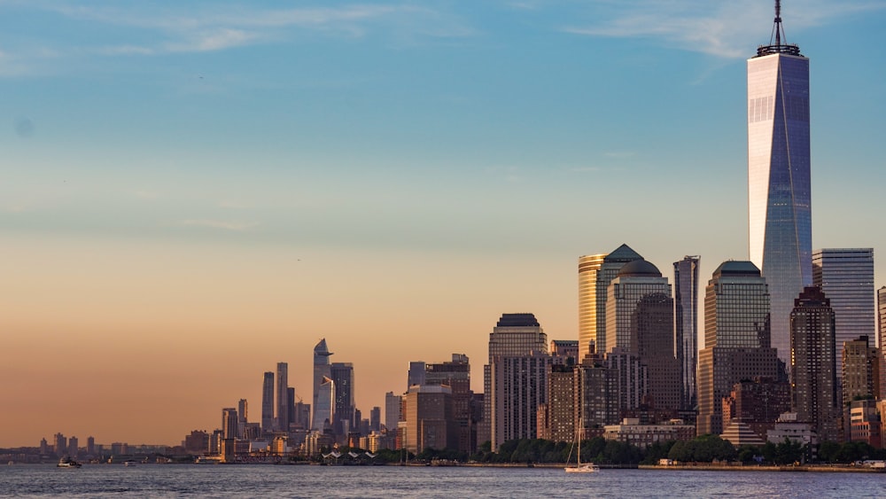 Una vista de una gran ciudad con un edificio muy alto