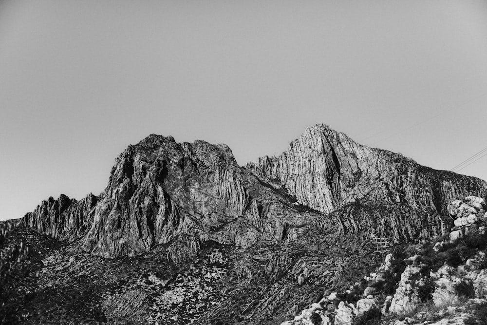 Una foto en blanco y negro de una cadena montañosa