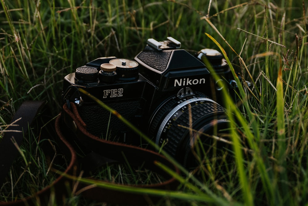 a camera sitting in the middle of a grassy field