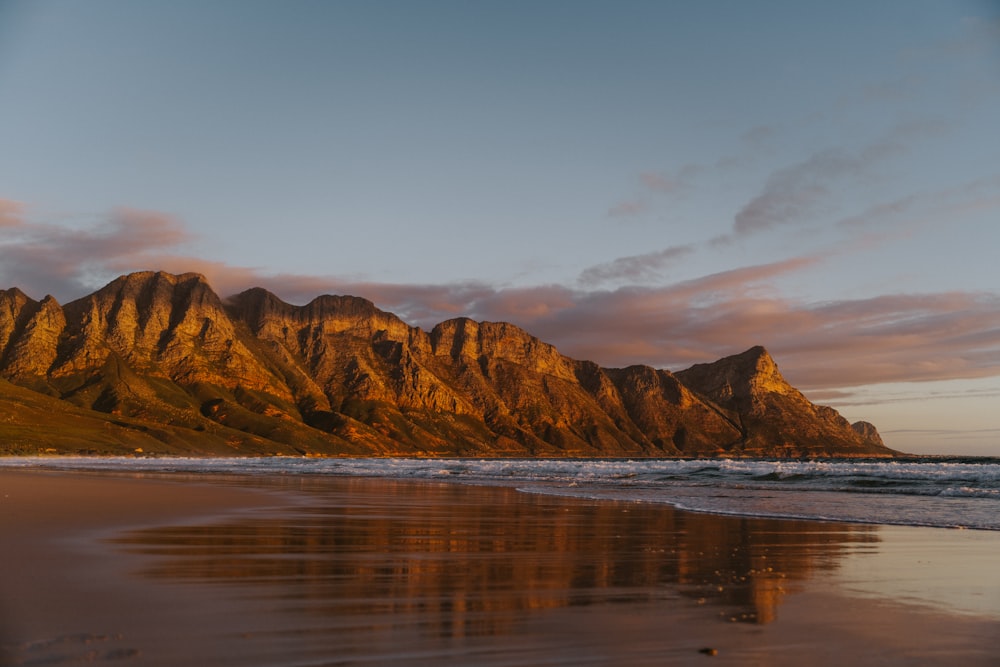 Una playa con una montaña al fondo