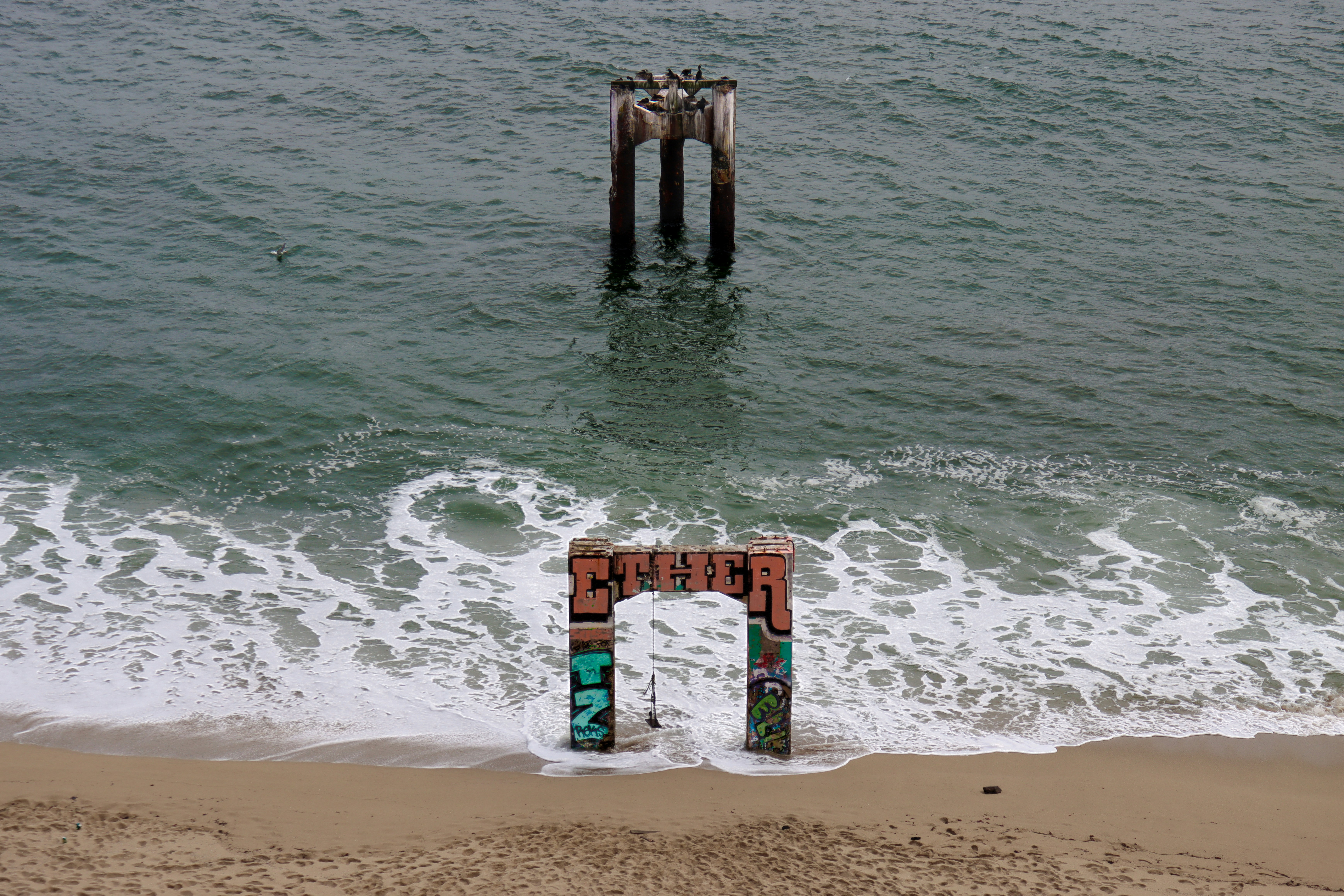 海沿いのビーチの上に建つ木造建築
