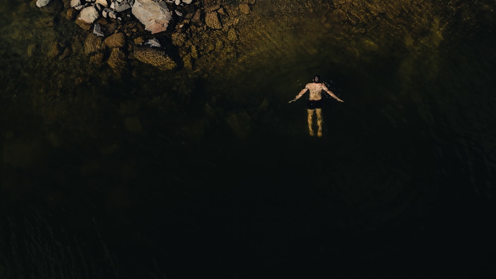 um homem parado no meio de um corpo de água