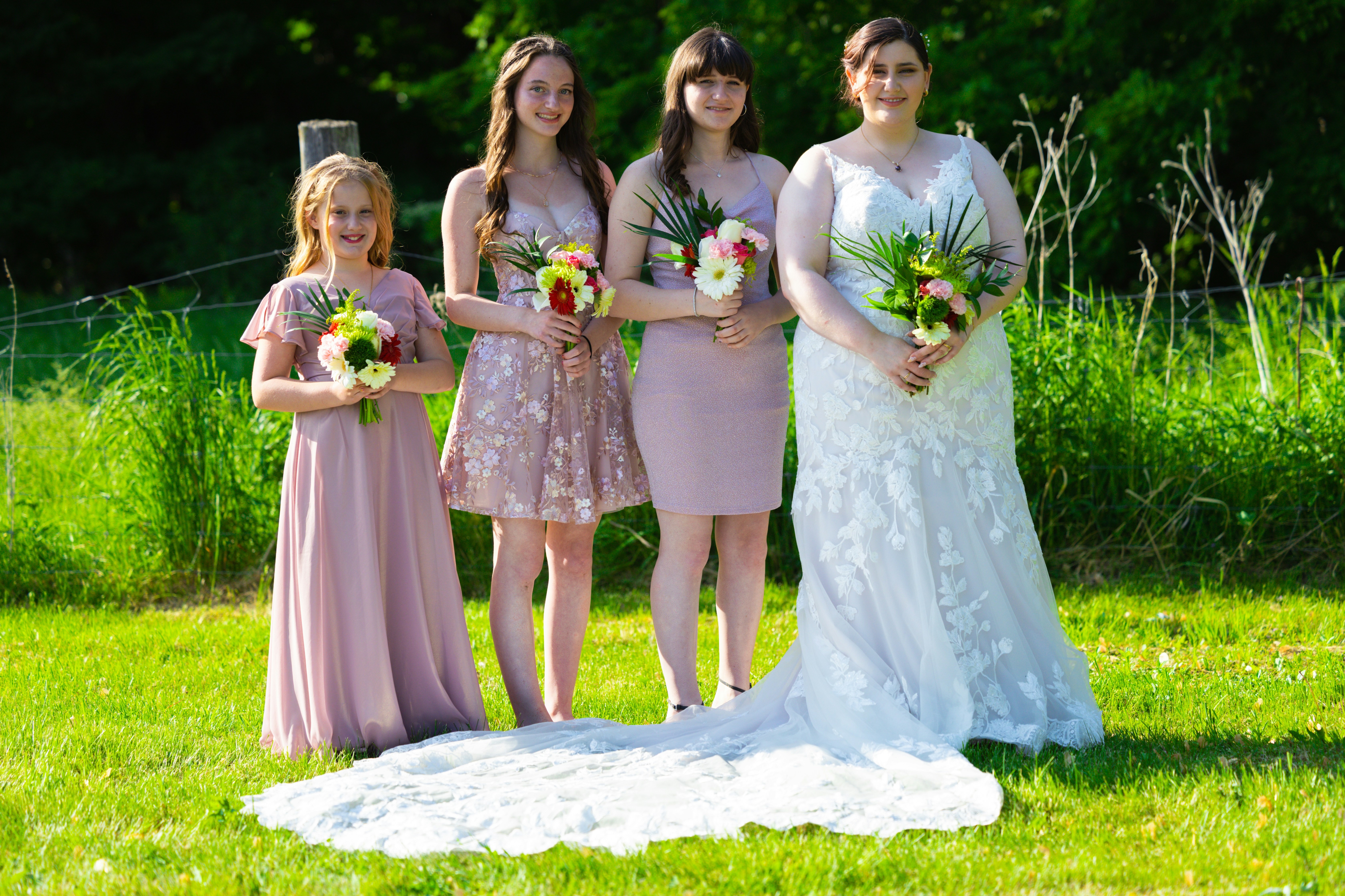 Bridesmaids diverse dresses, Wedding party color, Elegant mixed dresses, Bridesmaid bouquet lineup, ilustrasi artikel Stylish Bridesmaids: How to Perfectly Mix and Match Dresses 3