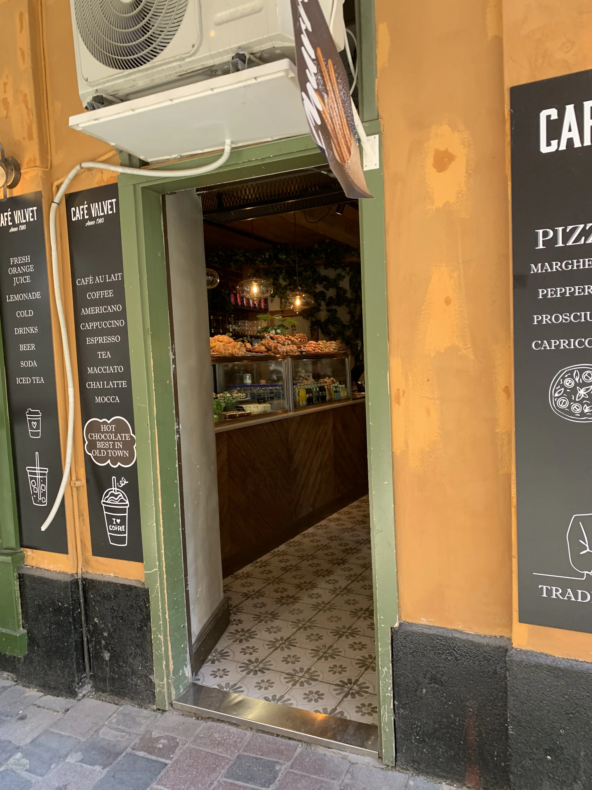 gray computer monitor