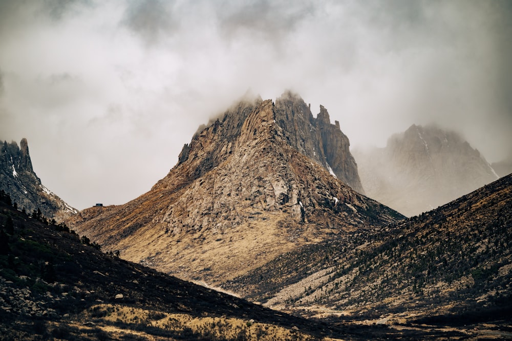 Ein sehr hoher Berg inmitten eines bewölkten Himmels