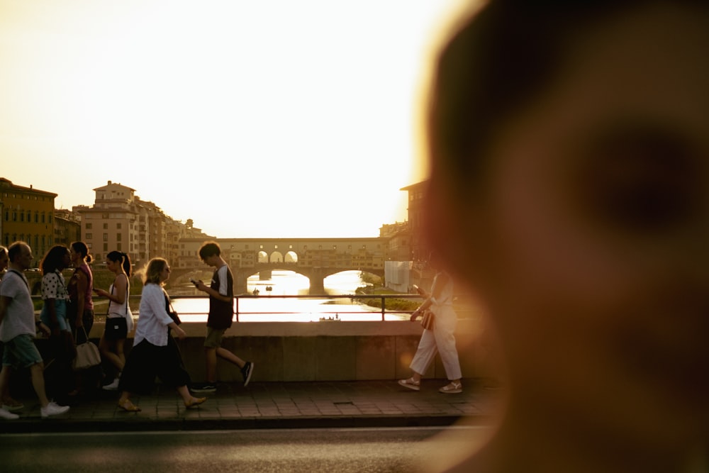 un groupe de personnes traversant un pont