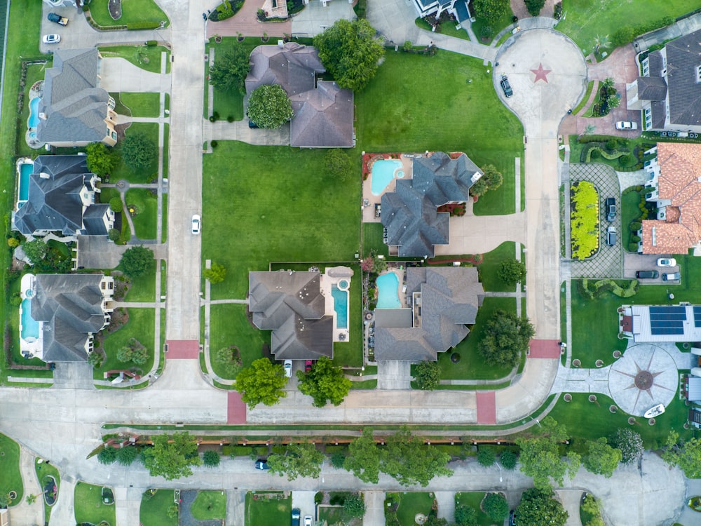 Una vista aérea de un vecindario suburbano