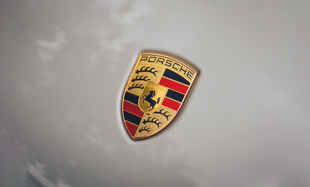 Un primo piano di un emblema Porsche su un'auto