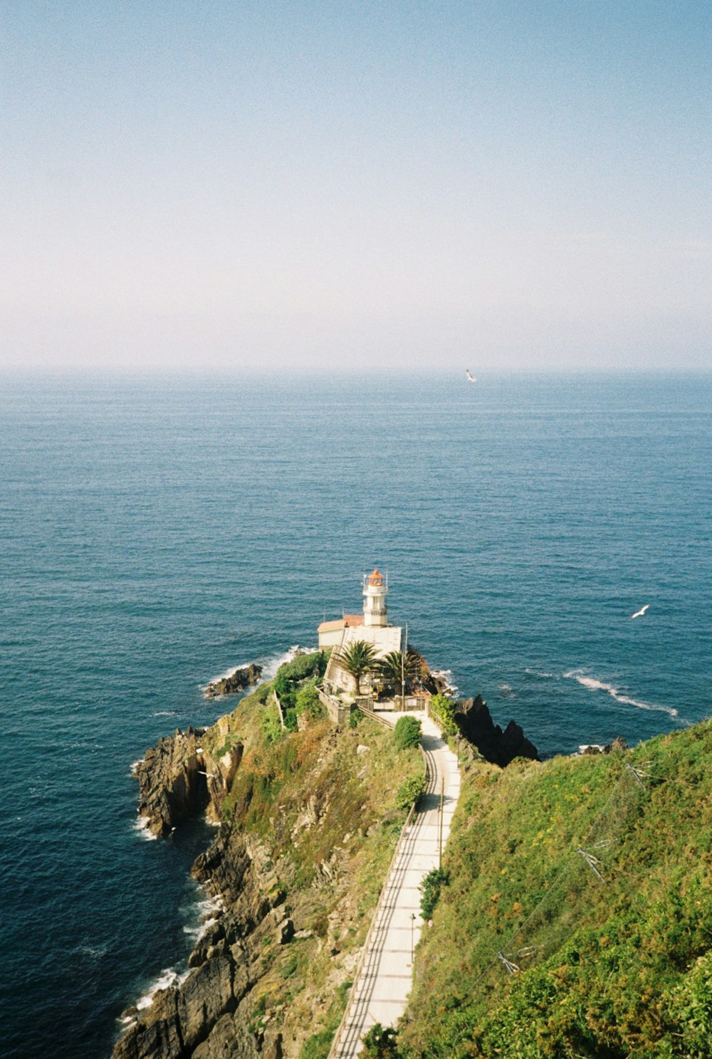 Un faro en un acantilado con vistas al océano