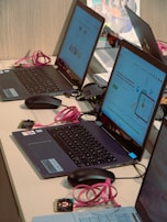 Hands-on workshop with students experimenting on AI hardware devices.