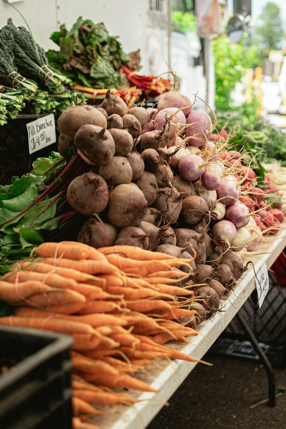 un bouquet de carottes et d’autres légumes sur une table