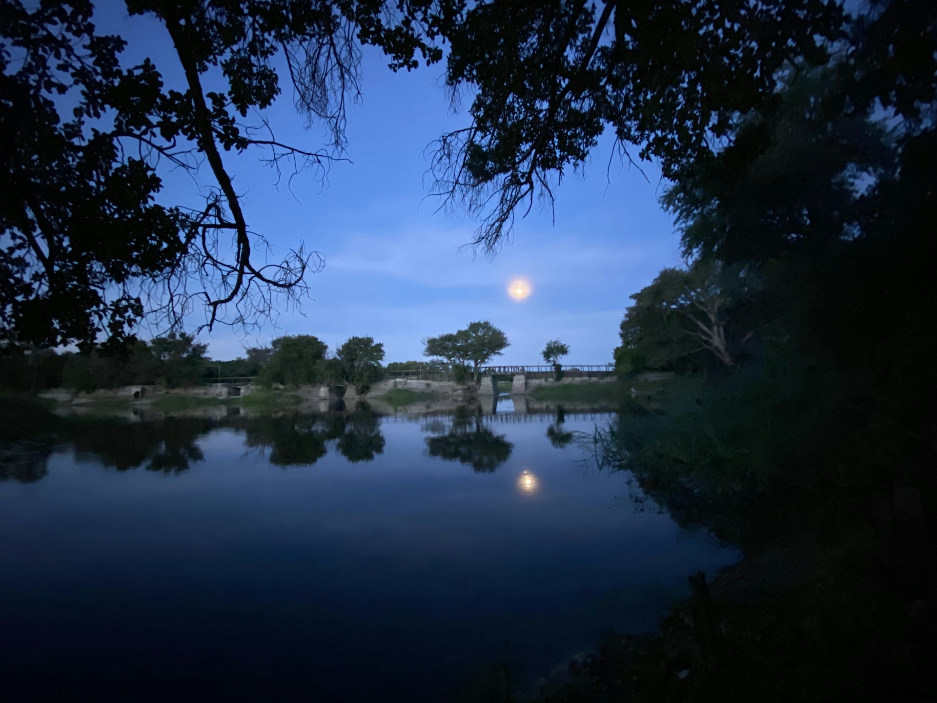 gray computer monitor