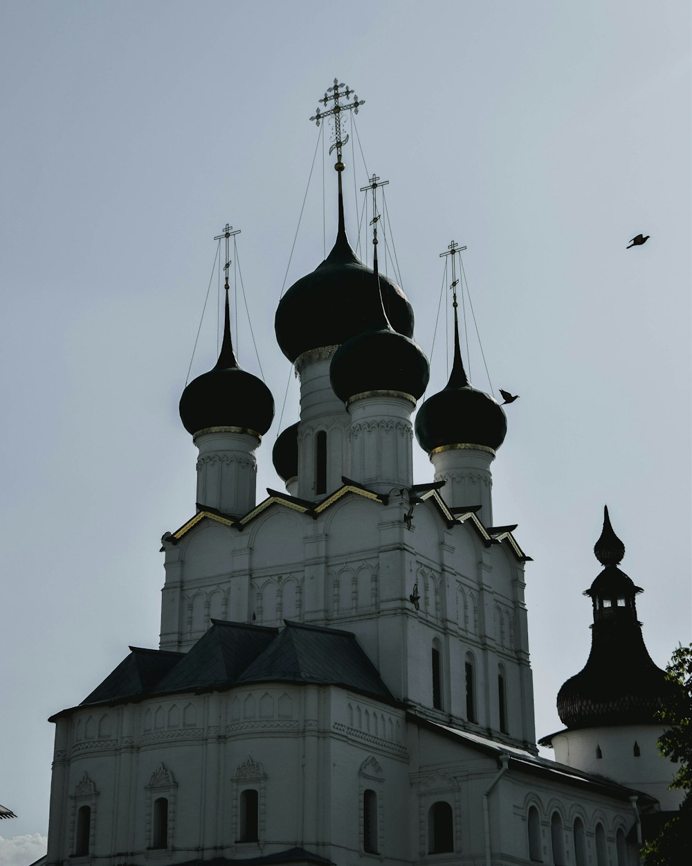 una iglesia con tres campanarios y una cruz en la parte superior