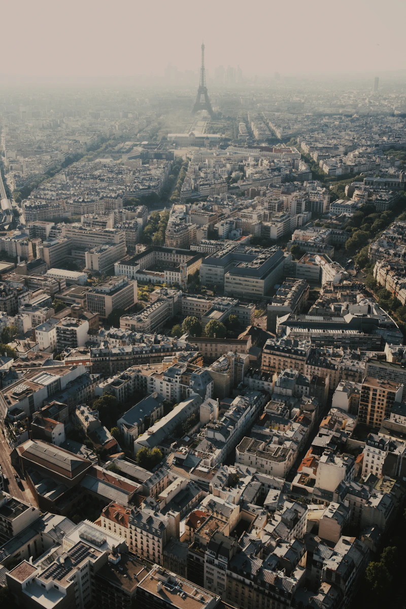 Vue aérienne de la Tour Eiffel et de Paris, ville qui concentre une part majeure de la recherche scientifique française