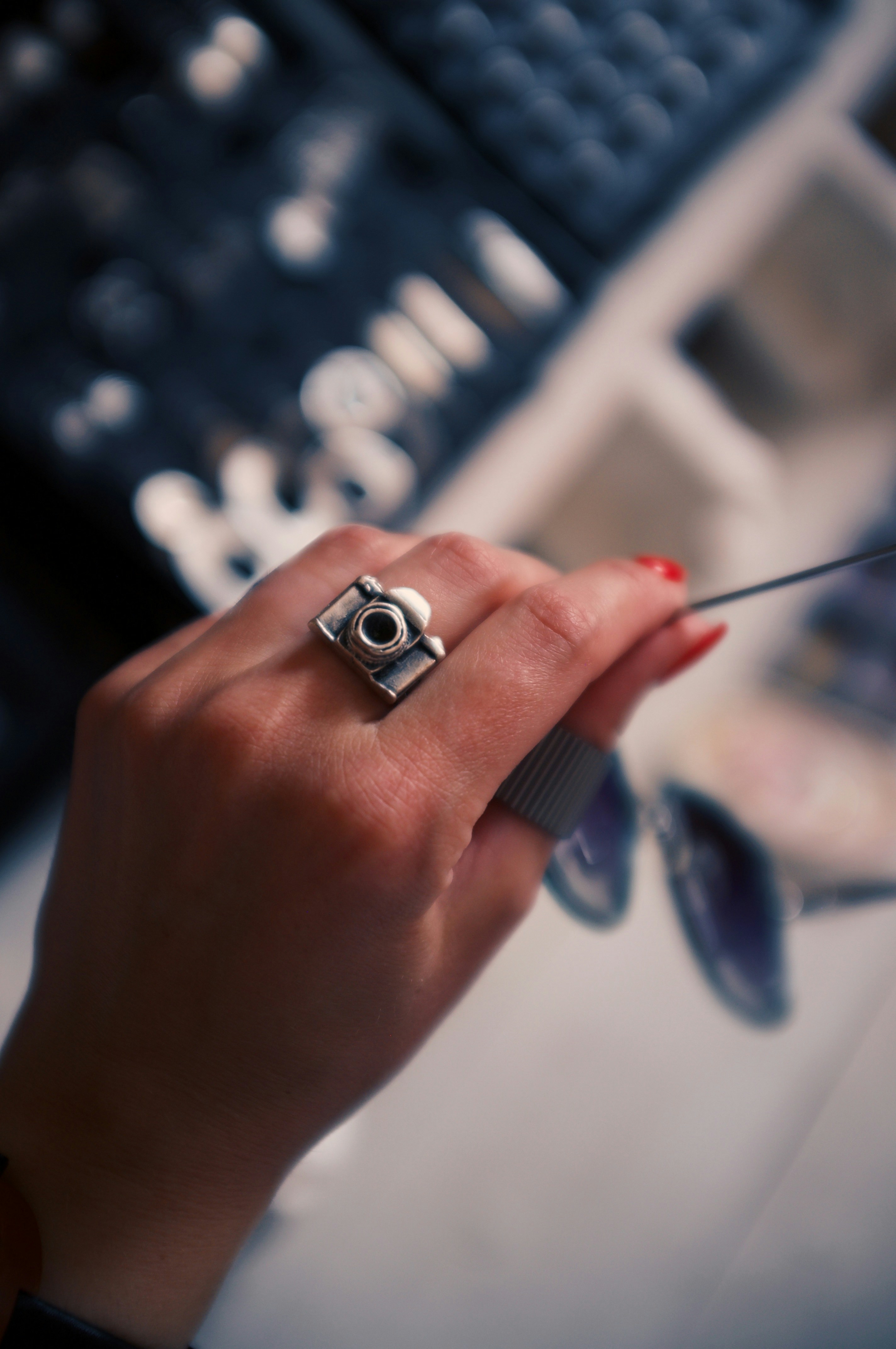 Una mano di donna che tiene una telecamera davanti a un telecomando