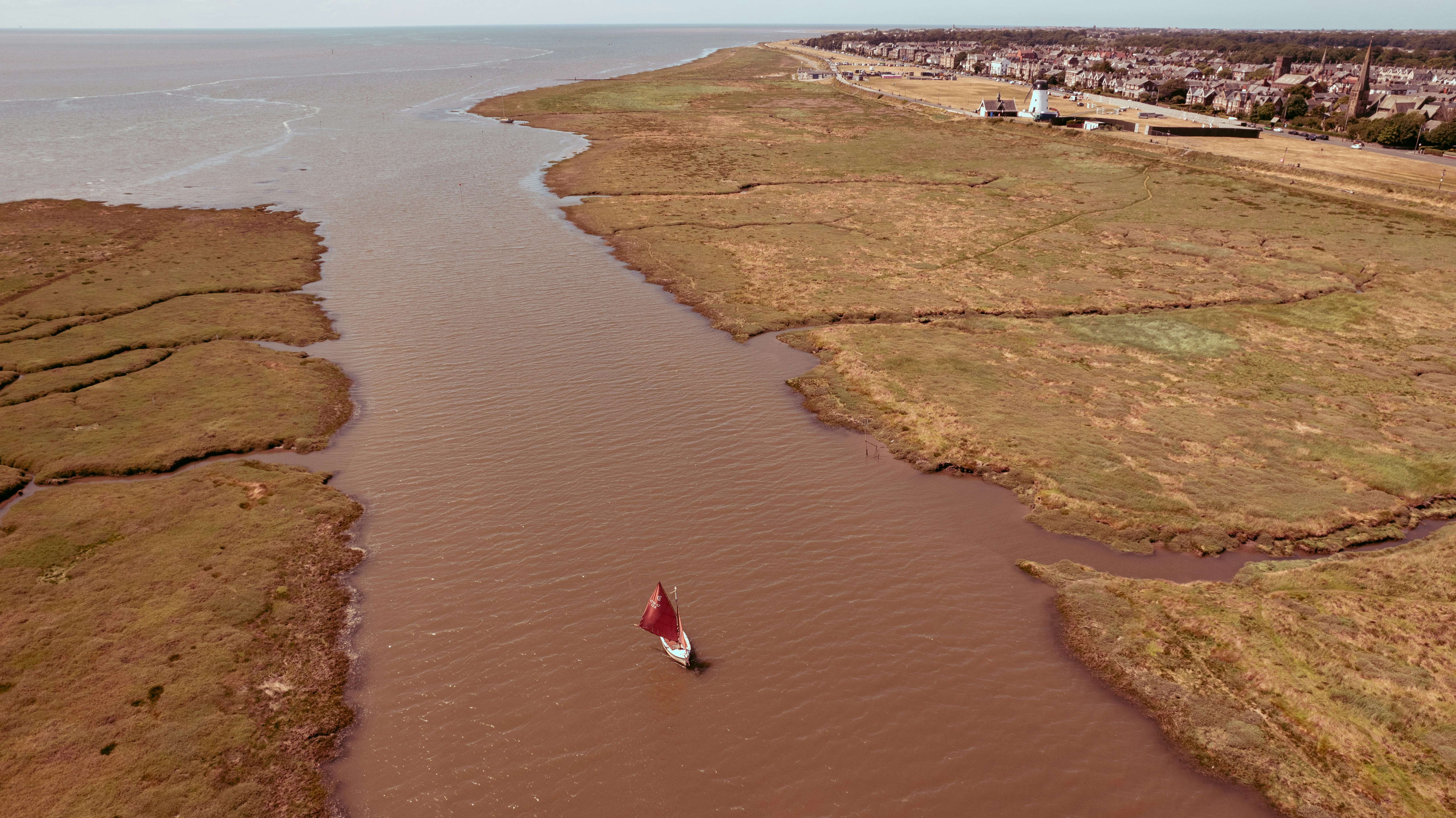 Luftaufnahme eines Bootes in einem Gewässer