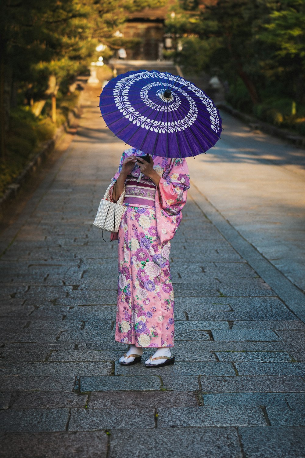 eine frau in einem kimono, halten, einen regenschirm