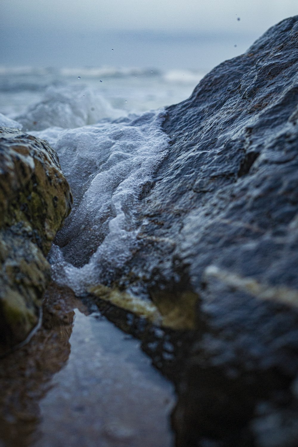 Un primer plano de una roca con agua saliendo de ella