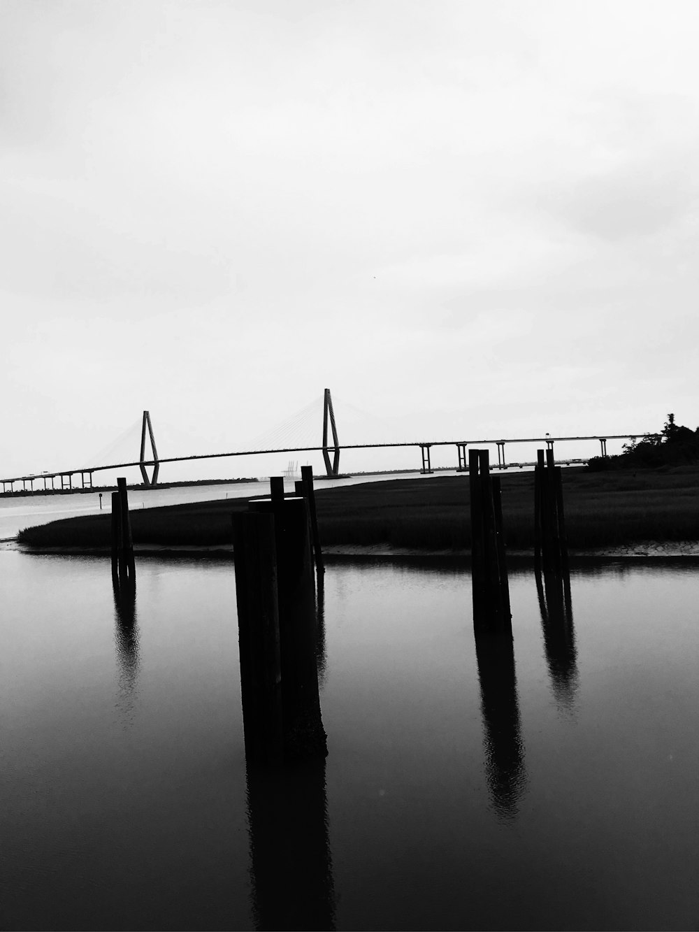 Ein Schwarz-Weiß-Foto einer Brücke über Wasser