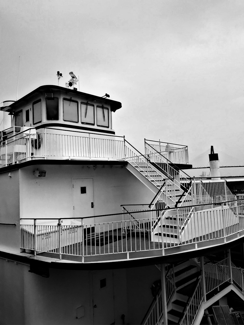 ein Schwarz-Weiß-Foto eines Bootes mit Treppe