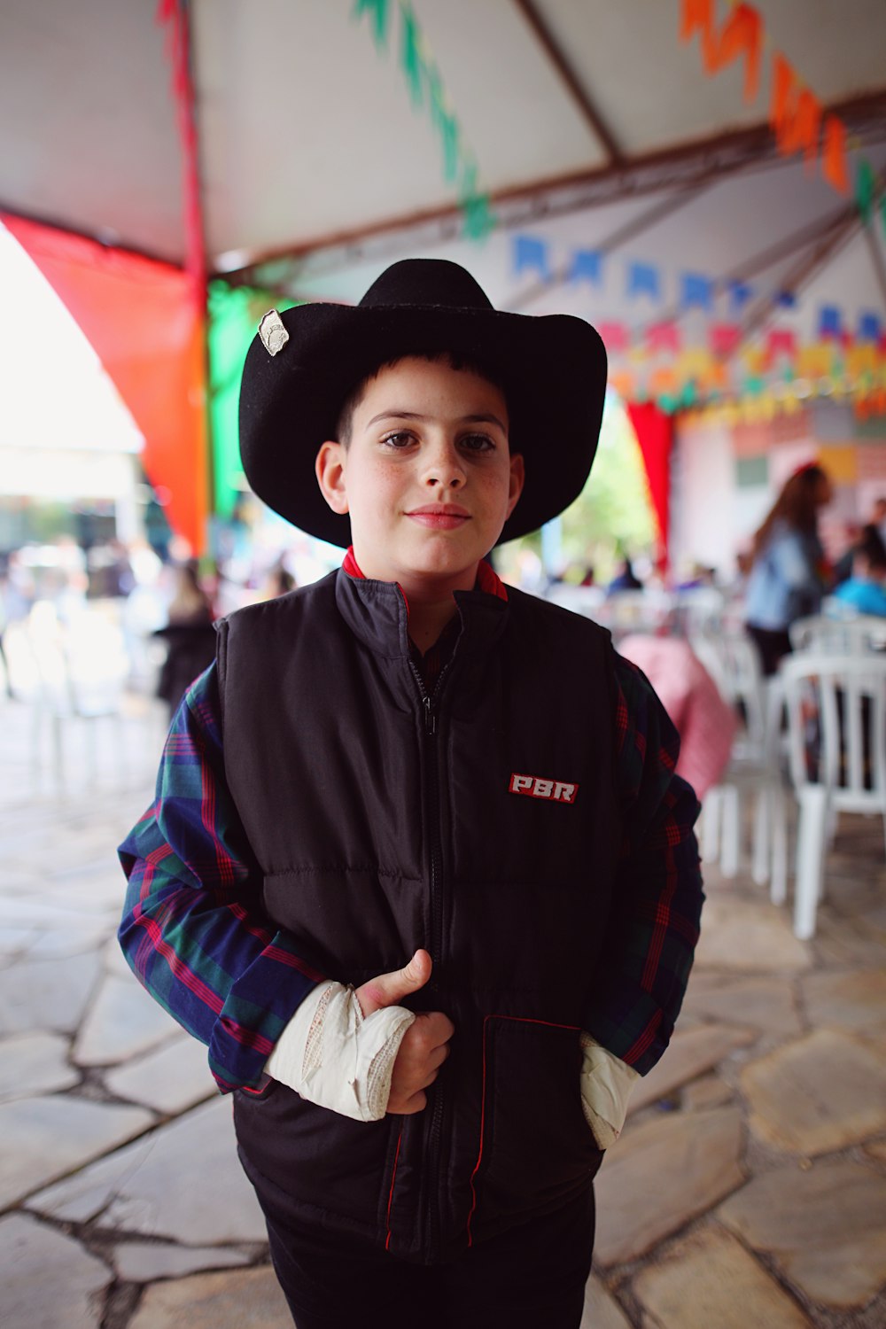 Foto Un niño con sombrero y chaqueta de vaquero Imagen Garoto gratis en Unsplash